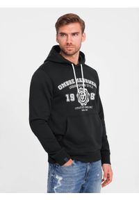 Ombre Clothing - Bluza męska kangurka z kapturem i nadrukiem w stylu college – czarna V3 - Rozmiar: L. Okazja: na co dzień. Typ kołnierza: kaptur. Kolor: czarny. Materiał: dzianina, poliester, materiał, dresówka, bawełna. Wzór: nadruk. Styl: klasyczny, casual, elegancki