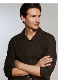 Reserved - Koszula regular z lnem - ciemnobrązowy. Kolor: brązowy. Materiał: len #1