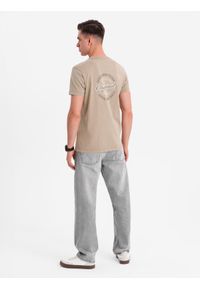 Ombre Clothing - Bawełniana koszulka z nadrukiem na klatce i plecach - ciemnobeżowa V2 - Rozmiar: XL. Okazja: na co dzień. Kolor: beżowy. Materiał: bawełna. Wzór: nadruk. Styl: vintage, casual, klasyczny #11