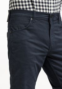 Wrangler - WRANGLER GREENSBORO MĘSKIE SPODNIE MATERIAŁOWE CHINO CHINOSY MARINE NAVY W15QOFB14 112320811. Materiał: materiał. Styl: marine