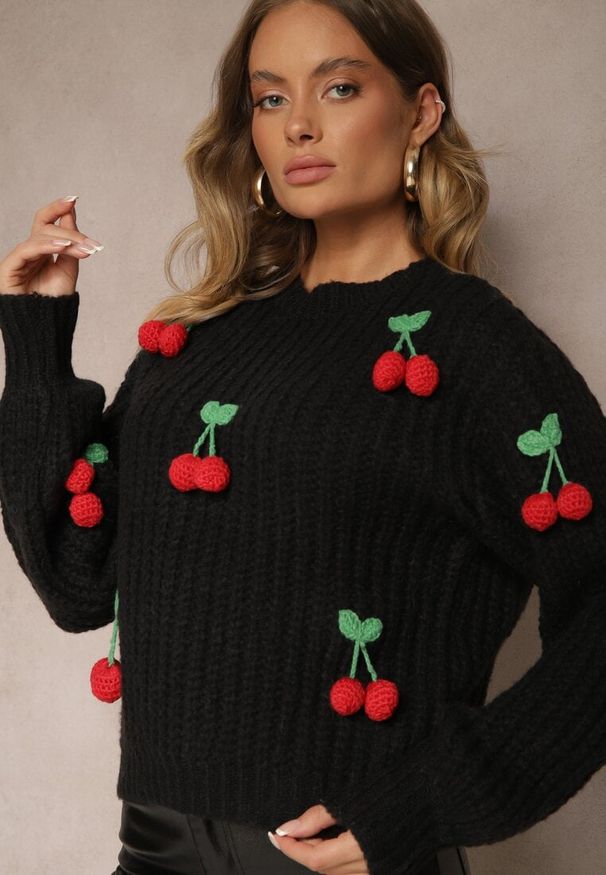Renee - Czarny Sweter ze Ściągaczami w Wisienki Ventinnia. Okazja: na co dzień. Kolor: czarny. Materiał: jeans, skóra. Sezon: zima, jesień. Styl: casual, klasyczny