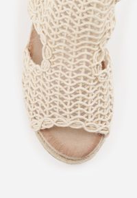 Renee - Beżowe Sandały na Koturnie i Platformie z Plecionki Vescula. Okazja: na spacer, na imprezę. Zapięcie: sprzączka. Kolor: beżowy. Materiał: materiał. Wzór: aplikacja. Sezon: lato. Obcas: na koturnie. Styl: elegancki, klasyczny #3