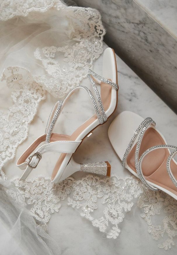 Renee - Białe Cyrkoniowe Sandały Vices na Stożkowym Obcasie Galitiela. Okazja: na wesele, na co dzień, na ślub cywilny. Zapięcie: pasek. Kolor: biały. Wzór: aplikacja. Obcas: na obcasie. Styl: casual, elegancki. Wysokość obcasa: średni
