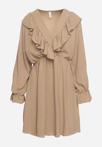 Born2be - Ciemnobeżowa Rozkloszowana Sukienka o Kopertowym Kroju z Falbankami Celonara. Okazja: na imprezę. Typ kołnierza: kołnierz z falbankami. Kolor: beżowy. Typ sukienki: kopertowe. Styl: elegancki #7