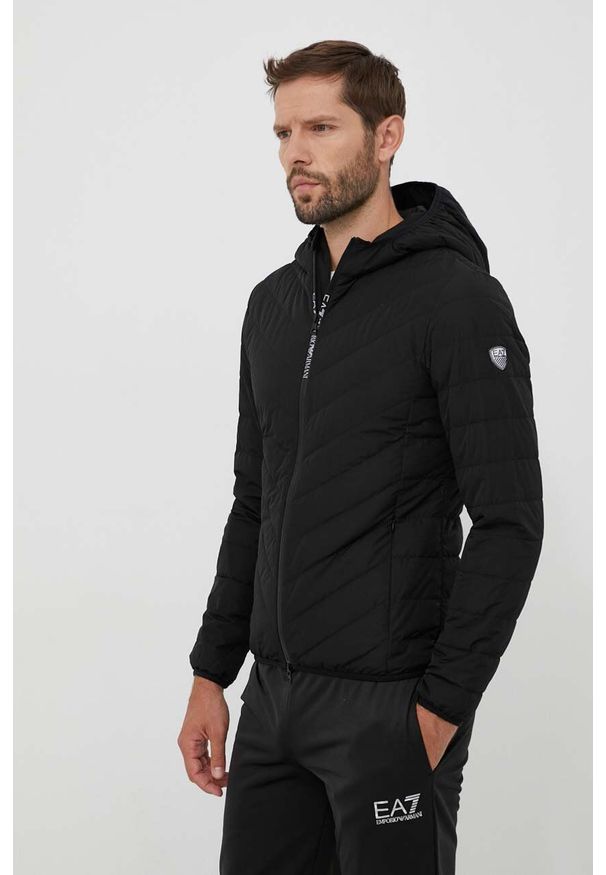 EA7 Emporio Armani kurtka puchowa męska kolor czarny przejściowa. Typ kołnierza: kaptur. Kolor: czarny. Materiał: puch