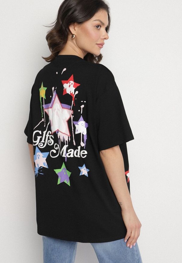 Born2be - Czarny T-shirt z Bawełną Ozdobiony Gwiazdami Karretia. Okazja: na co dzień. Kolor: czarny. Materiał: bawełna. Wzór: aplikacja. Styl: elegancki, casual