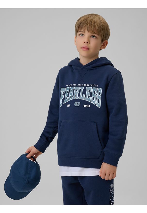 4f - 4F Bluza dresowa regular z kapturem chłopięca - granatowa 134 (8-9 lat). Okazja: na co dzień. Typ kołnierza: kaptur. Kolor: niebieski. Materiał: dresówka. Sezon: lato. Styl: klasyczny, casual