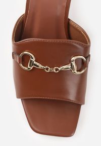 Renee - Brązowe Klapki na Słupku z Kwadratowym Noskiem i Elegancką Klamerką Genissa. Okazja: na co dzień. Kolor: brązowy. Materiał: len. Obcas: na słupku. Styl: elegancki. Wysokość obcasa: średni #3