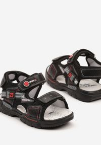 Born2be - Czarno-Czerwone Sportowe Sandały ze Skórzaną Wkładką i Napisami Doveline. Okazja: na co dzień. Zapięcie: rzepy. Kolor: czarny. Materiał: skóra. Wzór: napisy. Sezon: wiosna, lato. Styl: sportowy #3