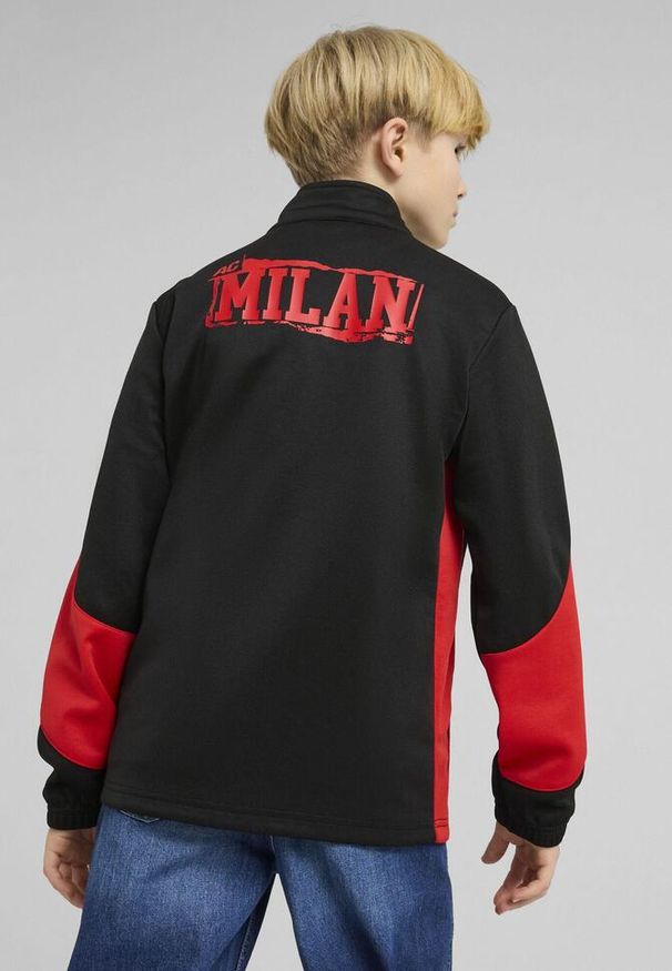 Puma - Młodzieżowa kurtka AC Milan ftblNRGY+ PUMA Black For All Time Red. Kolor: czerwony, czarny, wielokolorowy. Wzór: aplikacja. Styl: młodzieżowy