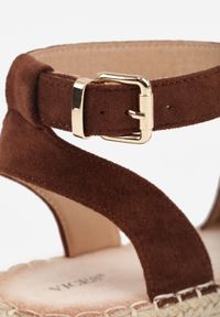 Born2be - Brązowe Sandały VICES z Imitacji Zamszu na Niskim Koturnie z Plecionki Miralyn. Okazja: na co dzień, na imprezę. Zapięcie: pasek. Kolor: brązowy. Materiał: zamsz. Sezon: lato. Obcas: na koturnie. Styl: casual, elegancki #3