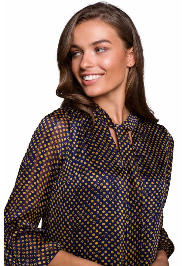 Stylove - Sukienka rozkloszowana szyfonowa z dekoltem V granatowa w groszki. Okazja: na randkę. Kolor: niebieski. Materiał: szyfon. Wzór: grochy. Typ sukienki: oversize. Styl: wizytowy