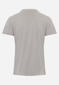 Born2be - Szara Gładka Koszulka T-shirt z Bawełny o Prostym Kroju Sarusa. Okazja: na co dzień, na randkę. Kolor: szary. Materiał: bawełna. Wzór: gładki. Styl: casual, klasyczny #3