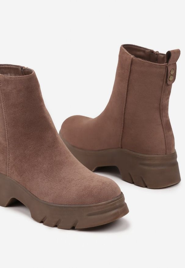 Born2be - Ciemnobeżowe Botki z Imitacji Zamszu na Tłoczonej Platformie Naorinda. Kolor: brązowy. Materiał: zamsz. Obcas: na platformie. Styl: elegancki, klasyczny