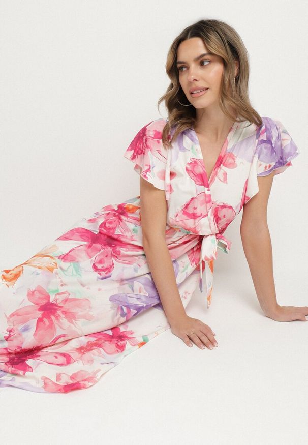 Born2be - Fuksjowa Sukienka w Kwiaty o Kopertowym Kroju z Wiązanym Paskiem Redanae. Okazja: na co dzień. Kolor: różowy. Wzór: kwiaty. Typ sukienki: kopertowe. Styl: casual, elegancki