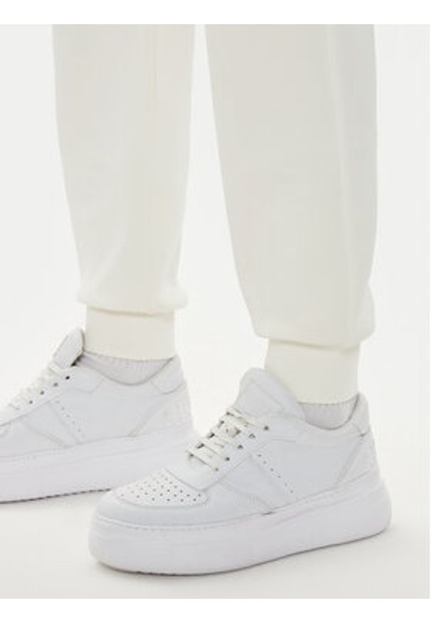 Guess Spodnie dresowe V4YB08 KCAY2 Écru Regular Fit. Materiał: syntetyk