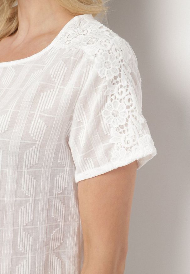 Born2be - Biała Bawełniana Bluzka z Koronkowymi Wstawkami Amoette. Okazja: na co dzień, na spacer. Kolor: biały. Materiał: koronka, bawełna. Wzór: koronka, aplikacja. Styl: klasyczny, casual, elegancki