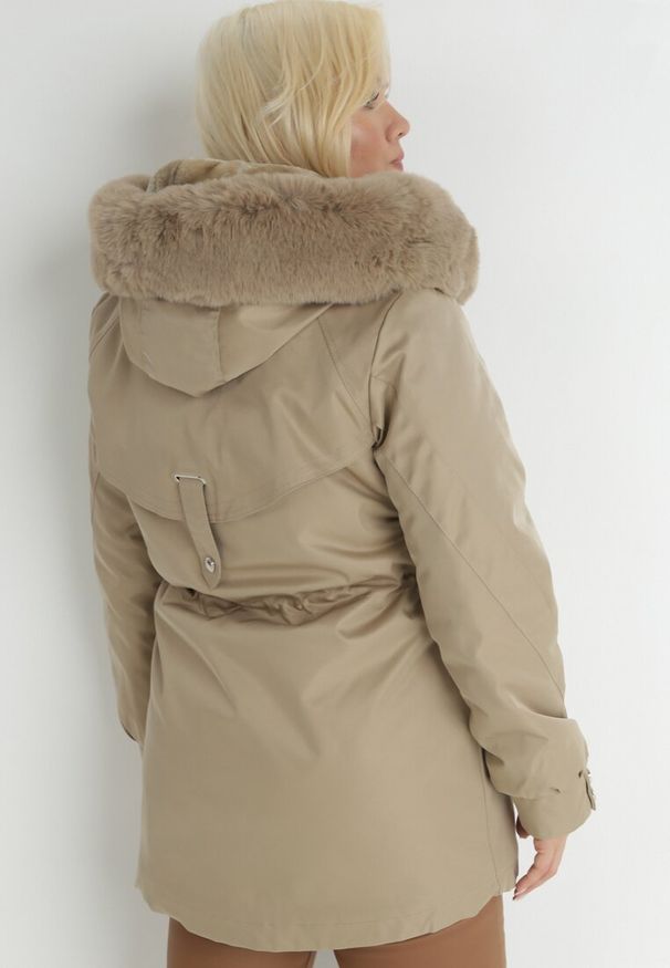 Born2be - Beżowa Kurtka Parka Nylonowa Deseyi. Okazja: na spacer. Kolekcja: plus size. Kolor: beżowy. Materiał: nylon. Sezon: zima. Styl: elegancki, klasyczny