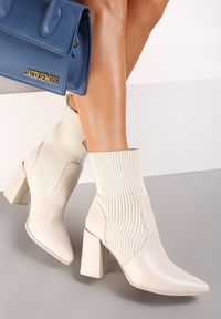 Renee - Beżowe Botki Tristn. Wysokość cholewki: za kostkę. Nosek buta: szpiczasty. Kolor: beżowy. Materiał: prążkowany, materiał. Szerokość cholewki: normalna. Obcas: na obcasie. Styl: elegancki. Wysokość obcasa: średni #1