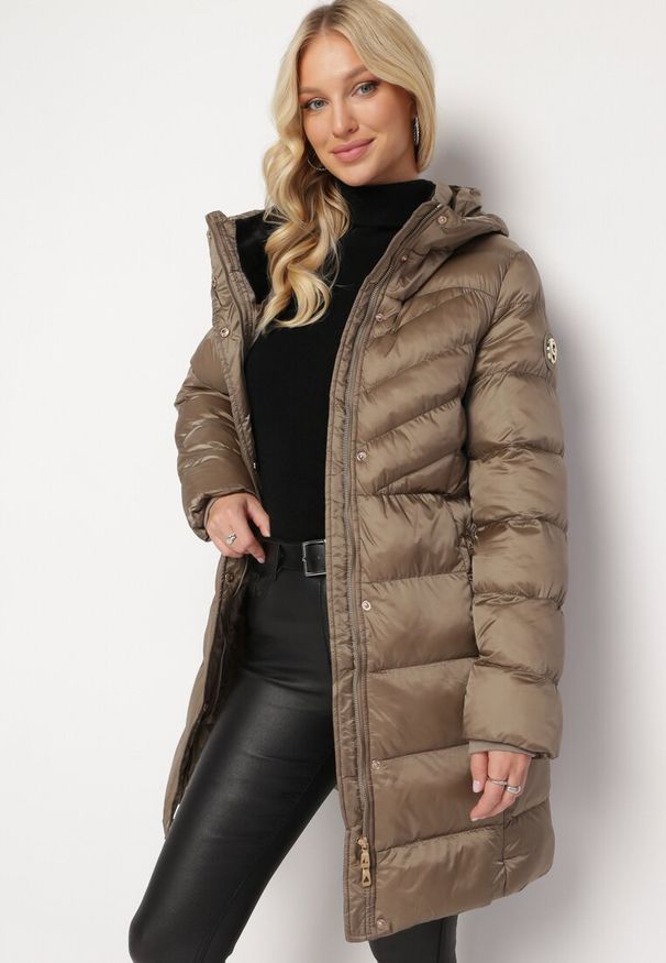 Born2be - Ciemnobeżowa Pikowana Kurtka przed Kolano z Wiązanym Paskiem Minenora. Kolor: beżowy. Materiał: materiał. Styl: klasyczny