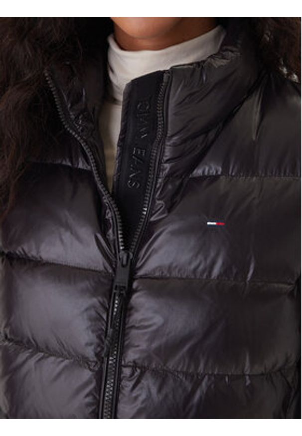 Tommy Jeans Kurtka puchowa DW0DW21618 Czarny Slim Fit. Kolor: czarny. Materiał: syntetyk
