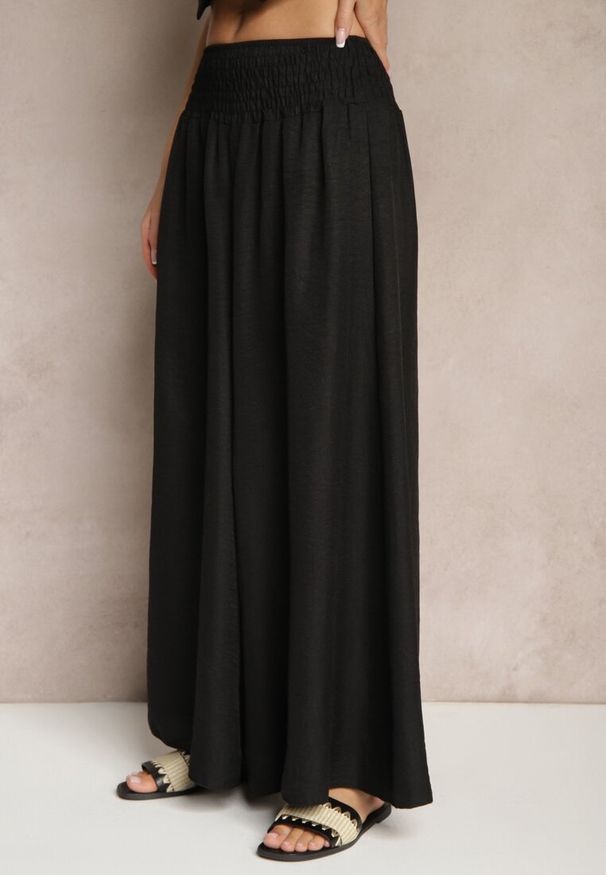 Renee - Czarne Szerokie Spodnie High Waist z Szeroką Gumą w Pasie Korissele. Okazja: na co dzień. Stan: podwyższony. Kolor: czarny. Materiał: guma. Wzór: aplikacja. Styl: elegancki, casual