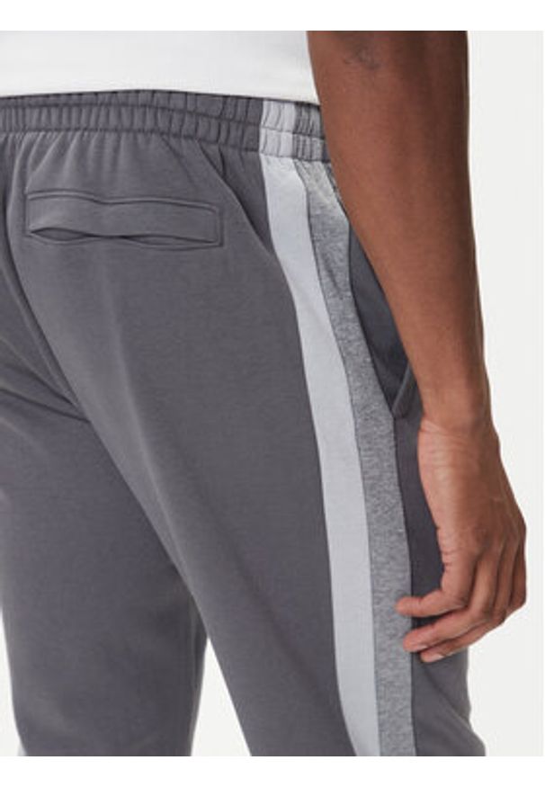 Under Armour Spodnie dresowe Ua Rival Fleece Colorblock 6003954 Szary Loose Fit. Kolor: szary. Materiał: bawełna