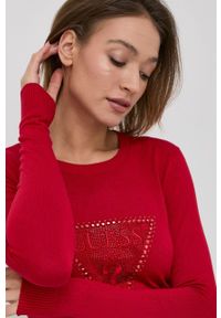 Guess Sweter damski kolor czerwony. Kolor: czerwony. Materiał: materiał, dzianina, wiskoza. Długość rękawa: długi rękaw. Długość: długie. Wzór: aplikacja