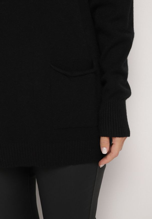 Born2be - Czarny Golf z Wiskozą Zdobiony Wsuwanymi Kieszonkami Viaela. Okazja: na co dzień. Typ kołnierza: golf. Kolekcja: plus size. Kolor: czarny. Długość: długie. Wzór: aplikacja. Materiał: wiskoza. Długość rękawa: długi rękaw. Styl: elegancki, casual