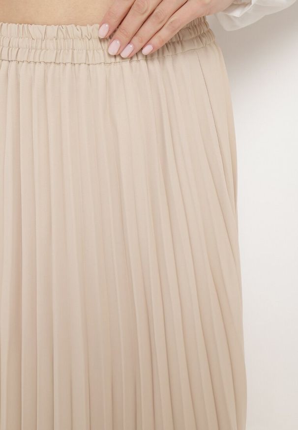 Born2be - Beżowa Plisowana Spódnica z Wysokim Stanem i Gumką w Pasie Avetra. Okazja: na co dzień. Stan: podwyższony. Kolor: beżowy. Materiał: jedwab. Styl: casual, elegancki