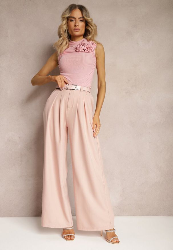 Renee - Różowe Spodnie Palazzo High Waist z Szerokimi Nogawkami i Paskiem z Metalową Klamrą Oinna. Okazja: do pracy, na co dzień. Stan: podwyższony. Kolor: różowy. Styl: klasyczny, elegancki, casual