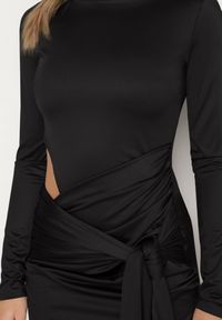 Born2be - Czarna Sukienka Koktajlowa Ozdobiona Wiązaniem i Wycięciem Vamizola. Okazja: na co dzień. Kolor: czarny. Wzór: aplikacja. Typ sukienki: proste. Styl: wizytowy #5