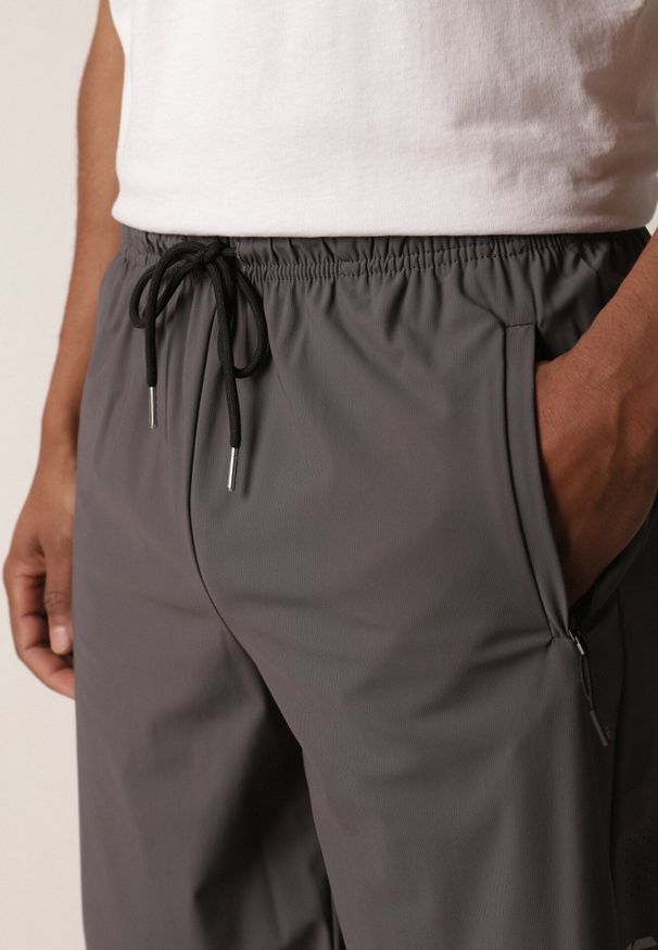 Born2be - Szare Szorty w Sportowym Stylu ze Sznurkami i Zasuwanymi Kieszeniami Abateia. Okazja: na co dzień. Kolor: szary. Materiał: materiał. Wzór: napisy. Sezon: lato. Styl: sportowy