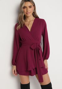 Born2be - Fioletowa Kopertowa Sukienka Kombinezon Mini z Falbanką Bomina. Typ kołnierza: kołnierz z falbankami. Kolor: fioletowy. Materiał: materiał. Typ sukienki: kopertowe. Długość: mini #1
