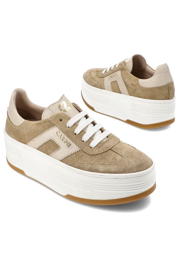 Beżowe Sneakersy Carinii Modne Obuwie Damskie Na Platformie. Okazja: na co dzień, na spacer. Kolor: beżowy. Materiał: zamsz. Obcas: na platformie. Styl: casual, elegancki