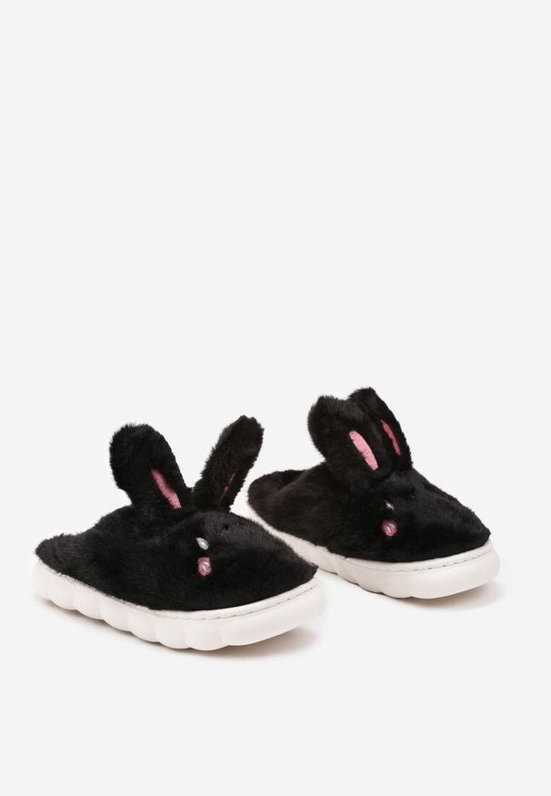 Born2be - Czarne Kapcie Króliczki Vices na Grubej Tłoczonej Podeszwie z Futerkiem Ecassavia. Okazja: na co dzień. Kolor: czarny. Materiał: futro. Styl: casual