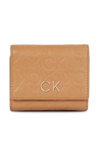 Calvin Klein Portfel damski Re-Lock Trifold Xs Emb K60K611321 Brązowy. Kolor: brązowy. Materiał: skóra