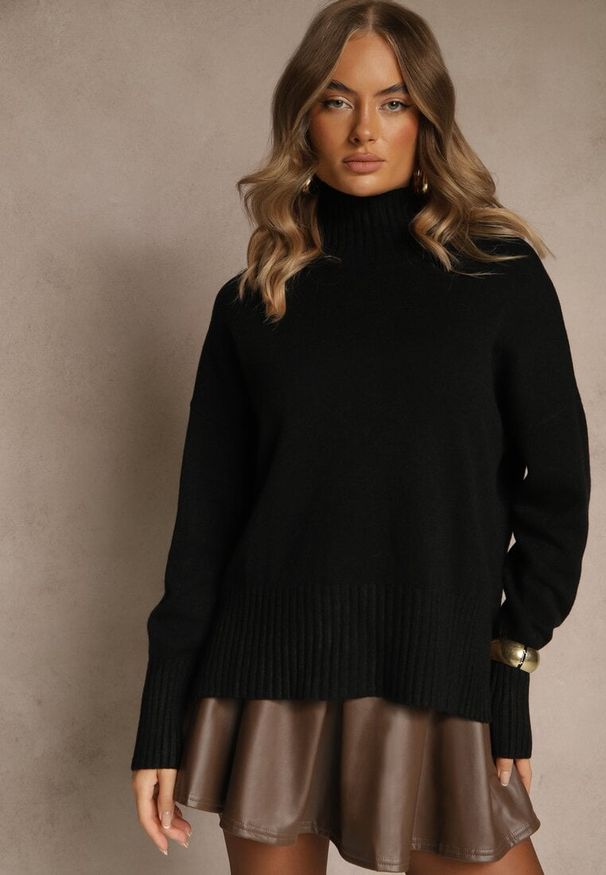 Renee - Czarny Gładki Golf Casual Ralloria. Okazja: na co dzień. Typ kołnierza: golf. Kolor: czarny. Materiał: jeans, prążkowany. Długość rękawa: długi rękaw. Długość: długie. Wzór: gładki. Styl: casual