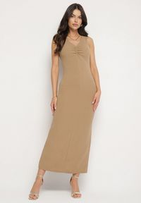 Born2be - Beżowa Dopasowana Sukienka z Wiskozą Ozdobiona Marszczeniem Siloria. Okazja: na co dzień. Typ kołnierza: dekolt w kształcie V. Kolor: beżowy. Materiał: wiskoza. Wzór: aplikacja. Sezon: lato. Typ sukienki: proste. Styl: casual, elegancki #1