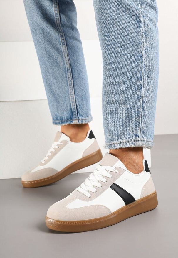 Renee - Biało-Czarne Sneakersy Tenisówki z Geometrycznym Wzorem Hanivra. Okazja: na co dzień. Kolor: biały. Materiał: jeans. Wzór: geometria. Obcas: na płaskiej podeszwie