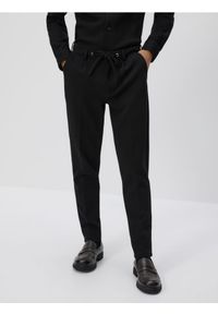 Reserved - Spodnie chino slim z kantem - czarny. Kolor: czarny. Materiał: bawełna, dzianina
