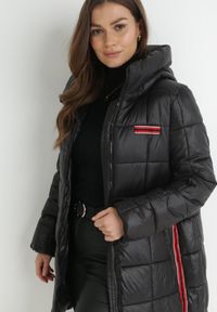 Born2be - Czarna Kurtka Pikowana z Lampasami i Kapturem Hina. Kolor: czarny. Sezon: zima. Styl: elegancki #3