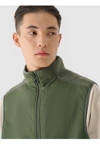 4f - 4F Bezrękawnik sherpa ze stójką męski - oliwkowy/khaki L. Okazja: na co dzień. Typ kołnierza: kołnierzyk stójkowy. Kolekcja: plus size. Kolor: oliwkowy, brązowy, wielokolorowy. Materiał: dzianina, wełna, polar, włókno, syntetyk, materiał, tkanina. Długość rękawa: bez rękawów. Wzór: gładki. Styl: klasyczny, sportowy, casual