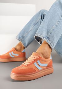 Renee - Pomarańczowe Sneakersy Typu Kultowe Tenisówki na Niskiej Platformie Olritia. Okazja: na co dzień. Kolor: pomarańczowy. Materiał: jeans. Szerokość cholewki: normalna. Wzór: aplikacja. Obcas: na platformie