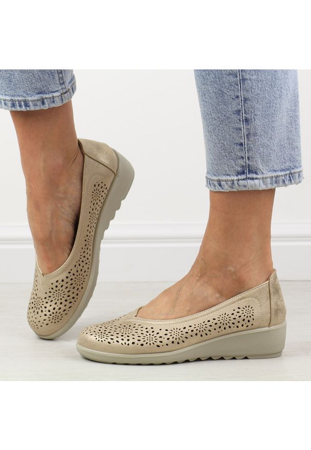 POTOCKI - Złote ażurowe półbuty damskie na koturnie Potocki 90300. Nosek buta: okrągły. Kolor: złoty. Materiał: skóra. Szerokość cholewki: normalna. Wzór: ażurowy. Sezon: wiosna, jesień, lato. Obcas: na koturnie. Styl: elegancki, klasyczny