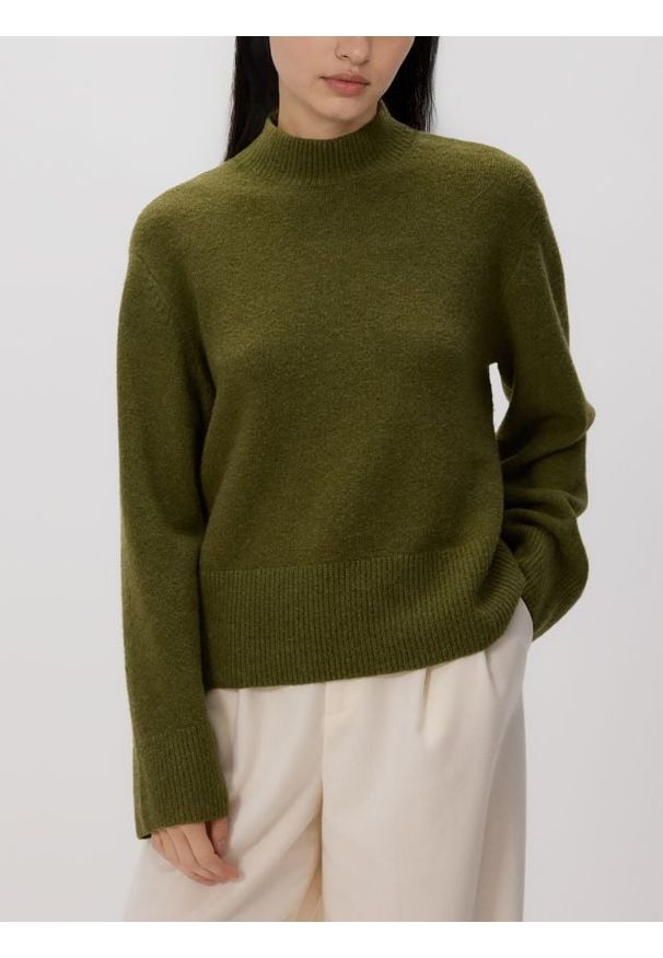 Reserved - Sweter z niskim golfem - oliwkowy. Typ kołnierza: golf. Kolor: oliwkowy. Materiał: dzianina, wełna