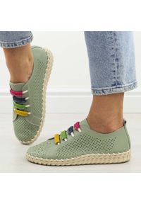 Zielone skórzane ażurowe półbuty damskie T.Sokolski W26-03. Okazja: na spacer, na co dzień. Nosek buta: okrągły. Zapięcie: bez zapięcia. Kolor: zielony. Szerokość cholewki: normalna. Wzór: ażurowy. Materiał: skóra. Sezon: wiosna, lato. Styl: casual, elegancki #1