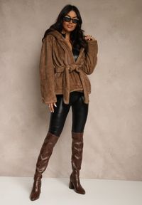 Renee - Jasnobrązowa Futerkowa Kurtka z Kapturem i Wiązanym Paskiem Zetele. Typ kołnierza: kaptur. Kolor: brązowy. Materiał: koronka, jeans #4