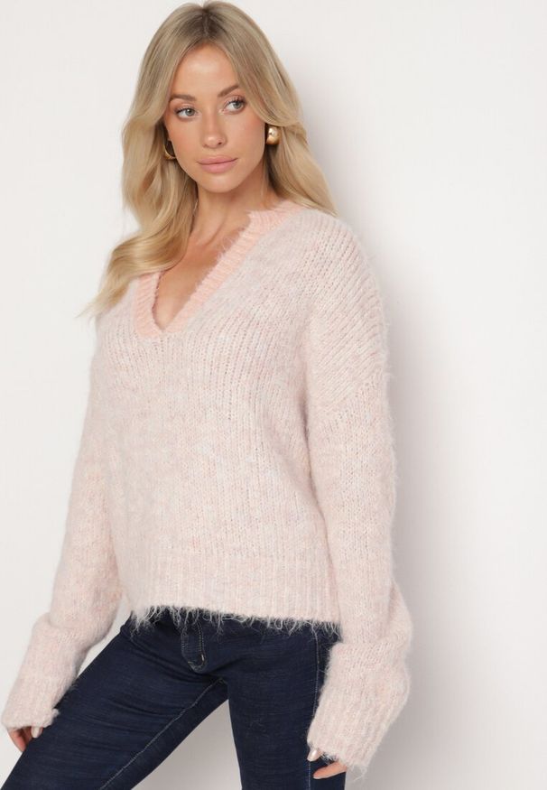 Born2be - Różowy Krótki Sweter z Wełną i Głębokim Dekoltem w Serek Savalithia. Typ kołnierza: dekolt w serek. Kolor: różowy. Materiał: wełna. Długość: krótkie. Sezon: zima