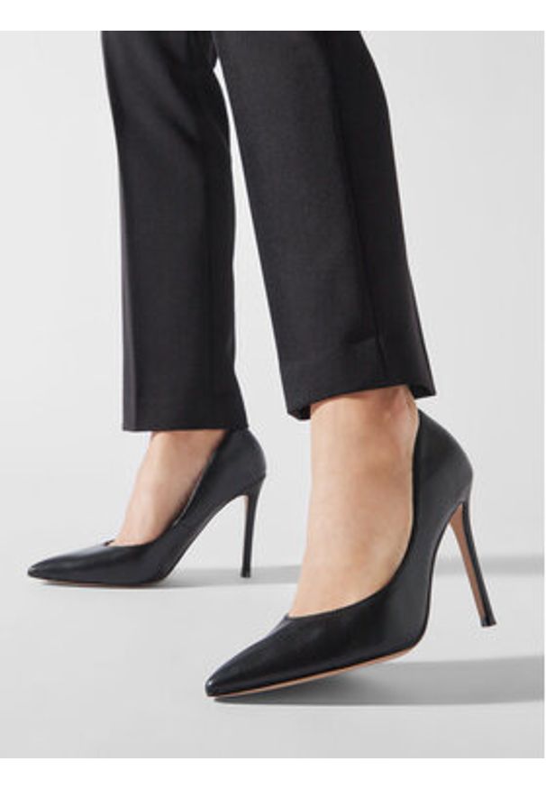 Steve Madden Szpilki Evelyn-E Pump SM19000078 SM19000078-017 Czarny. Kolor: czarny. Materiał: skóra. Obcas: na szpilce